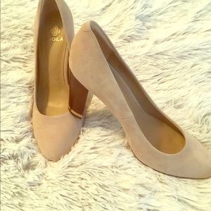 GUC (Only Worn Twice) -Sz 8 Sola Tan Suede Pumps